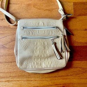 Women’s textured vinyl expandable purse.